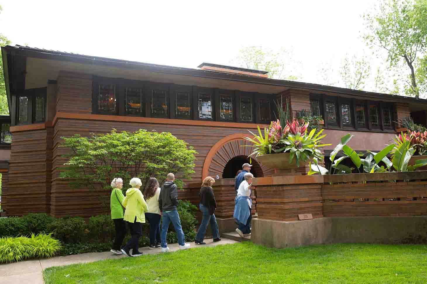 Guests outside the Arthur and Grace Heurtley House