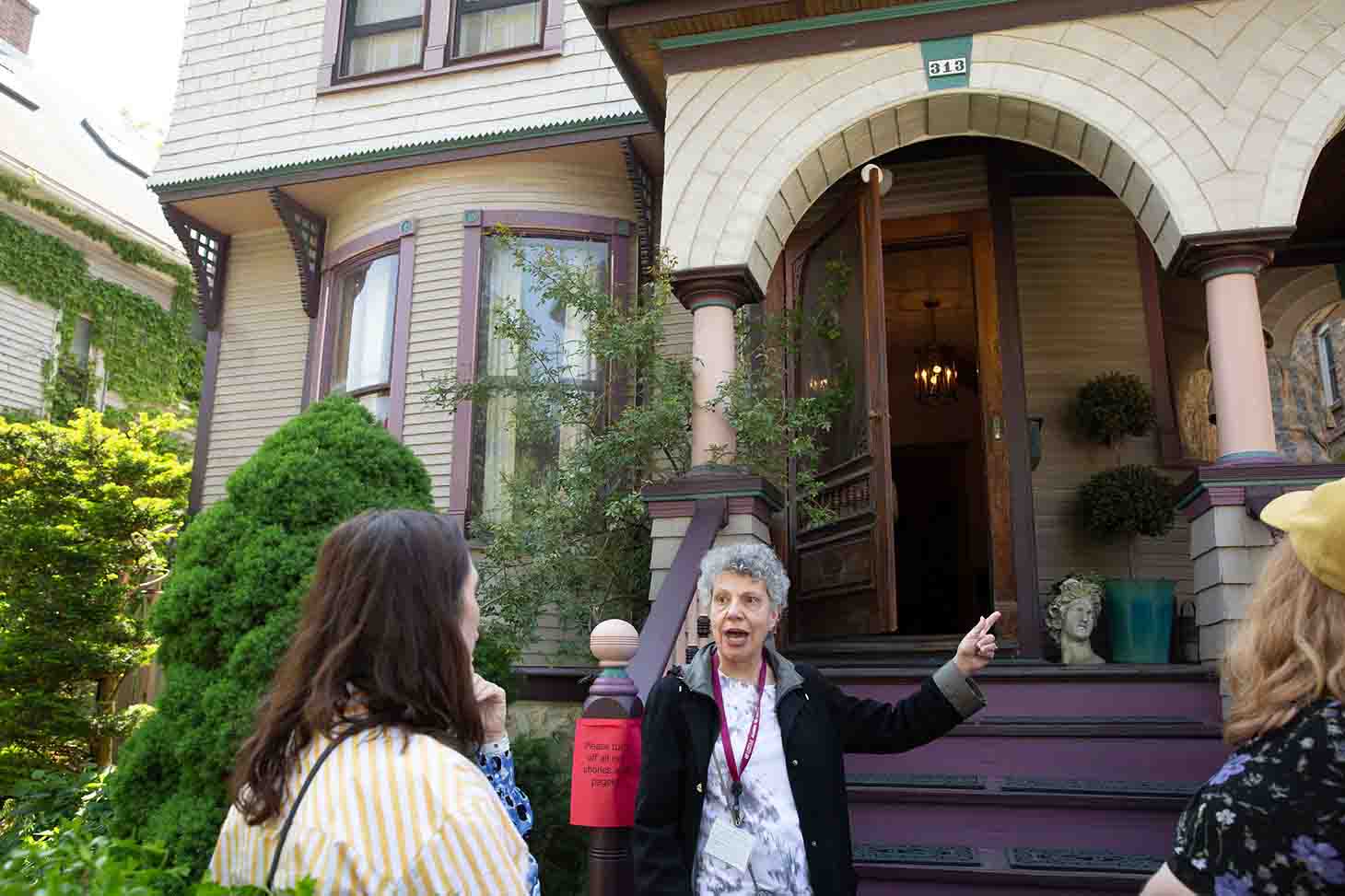 Interpretation before entering the home.