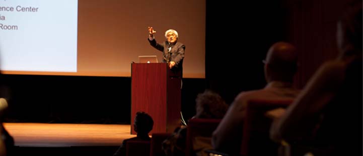 Architect Rafael Viñoly speaks at Thinking Into the Future: The Robie House Series on Architecture, Design, and Ideas, 2012, Photograph: Lindsay Levita Architect Rafael Viñoly speaks at Thinking Into the Future: The Robie House Series on Architecture, Design, and Ideas, 2012