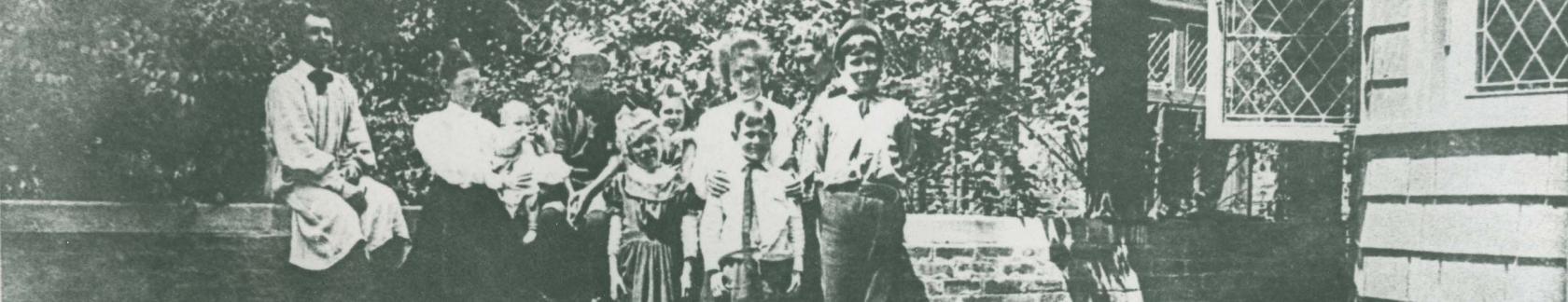 1904 photograph of Frank Lloyd Wright and family on porch